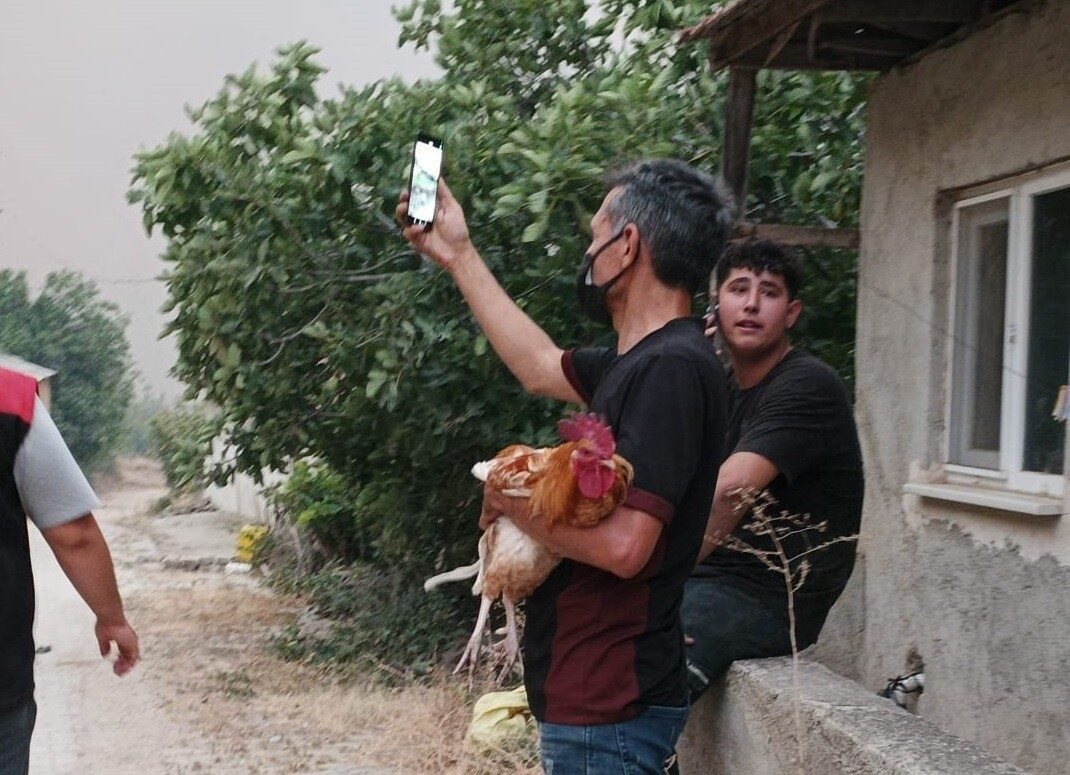 Bilecik’in Osmaneli ilçesindeki orman yangınında alevlerin yaklaştığı Selçik köyü boşaltıldı.