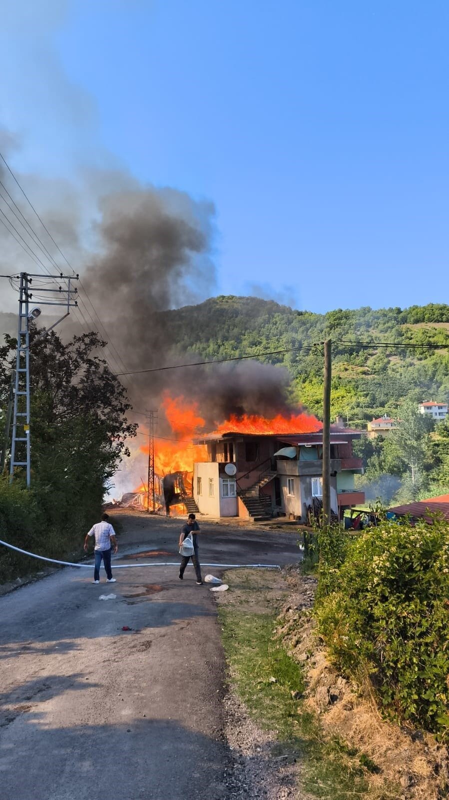 Kastamonu’nun Cide ilçesinde çıkan yangında bir ev tamamen yanarak kullanılamaz