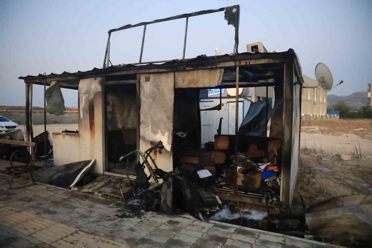 Hatay’ın Antakya ilçesinde alevlere teslim olan konteyner iş yeri yanarak