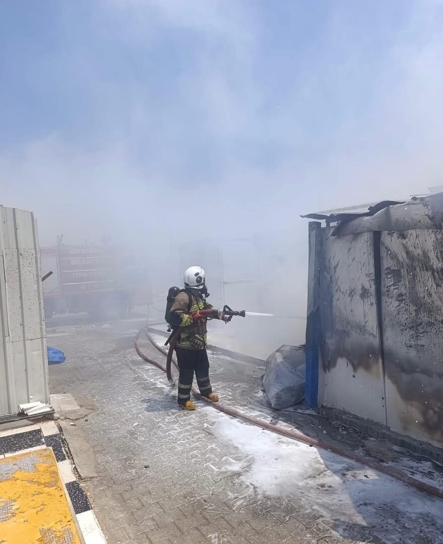 Hatay’ın Antakya ilçesinde depremzede ailenin yaşadığı konteyner yanarak kullanılamaz hale