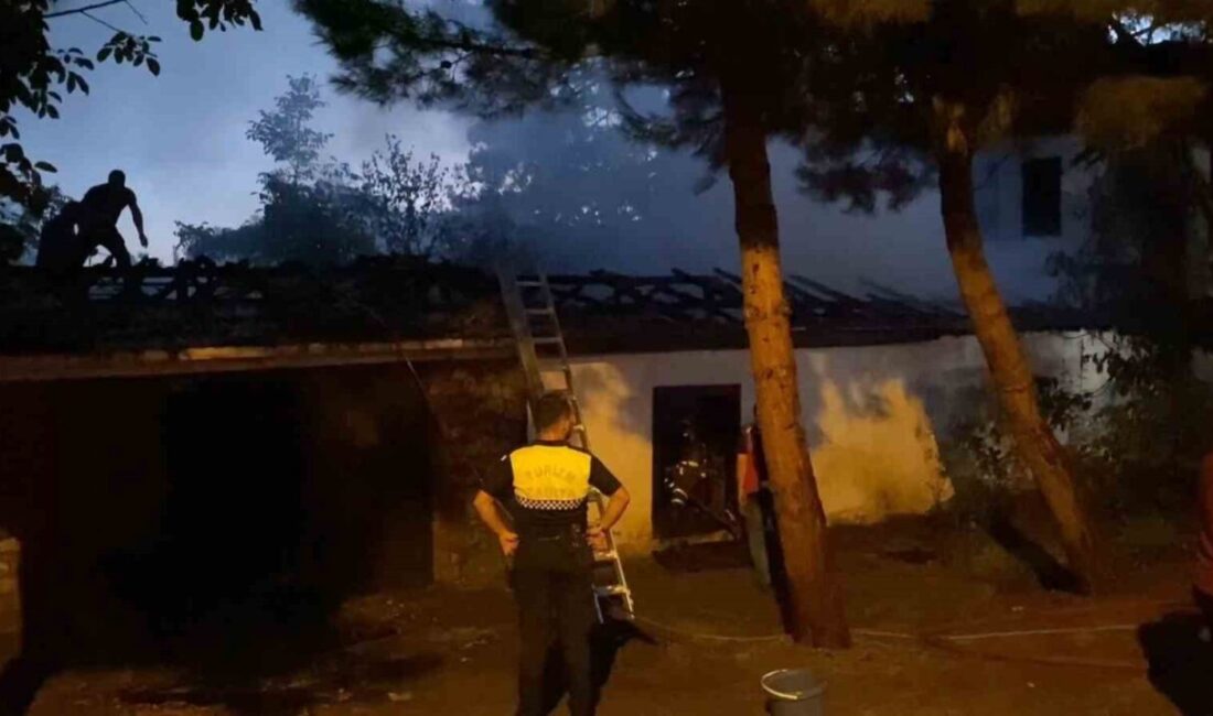 Karabük’ün Safranbolu ilçesinde tarihi konağın yanındaki müştemilatın alevlere teslim olduğu