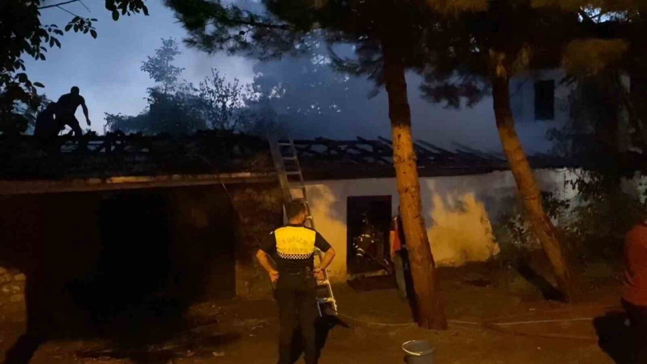 Karabük’ün Safranbolu ilçesinde tarihi konağın yanındaki müştemilatın alevlere teslim olduğu
