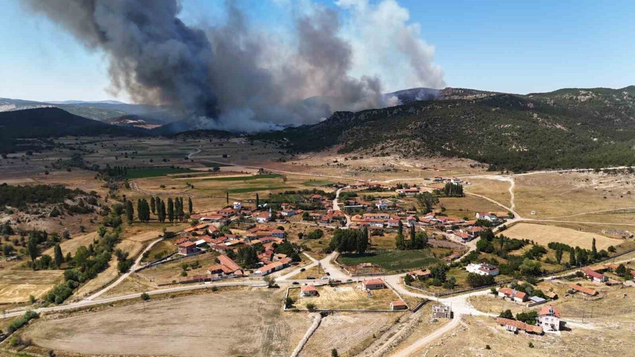 Eskişehir’in Seyitgazi İlçesi’nde çıkan yangının Afyonkarahisar’ın Sarıcaova Mahallesi’ne 300 metre