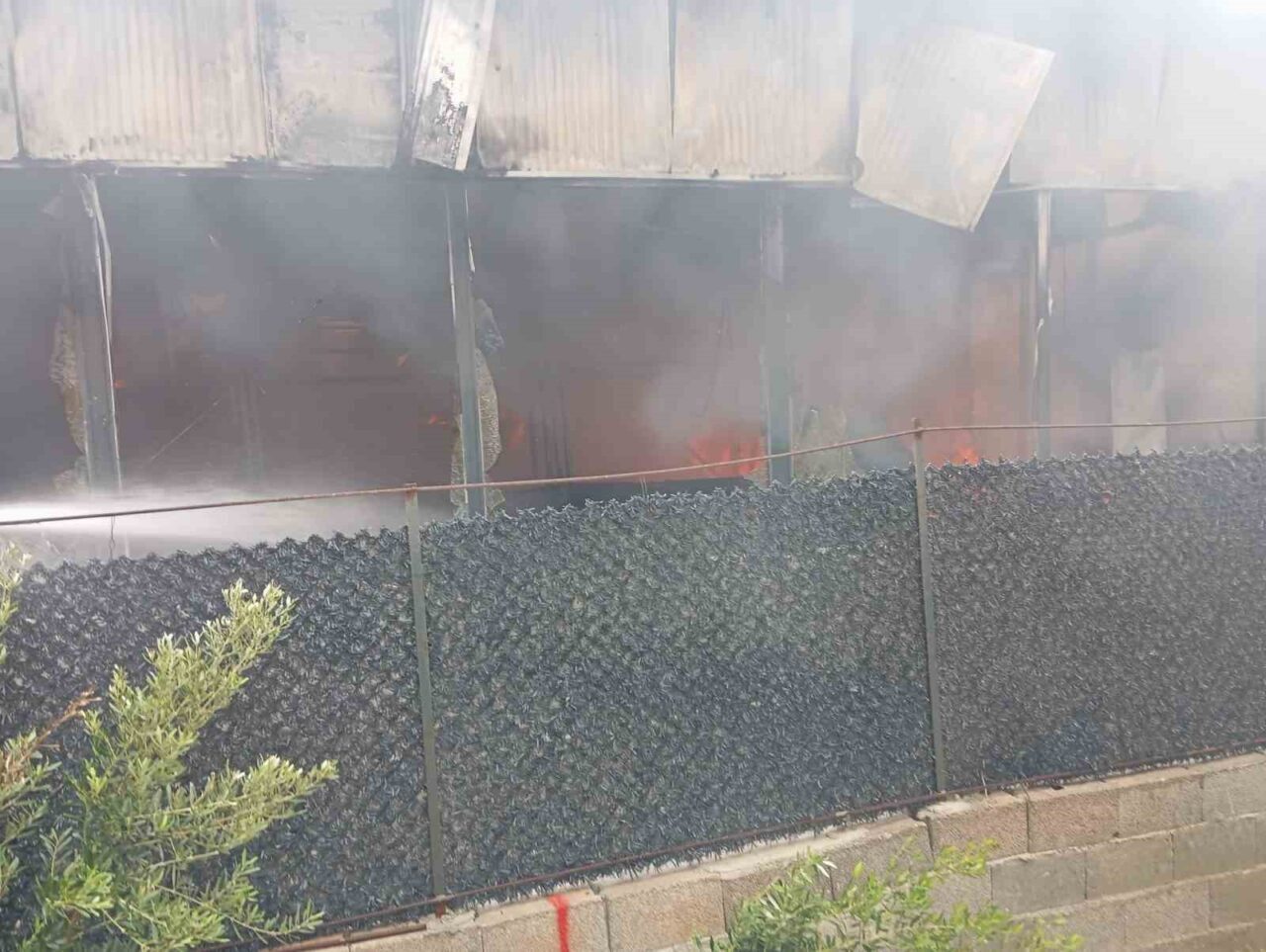 Hatay’da bir kafe ve çocuk oyun merkezinin bulunduğu alanda çıkan