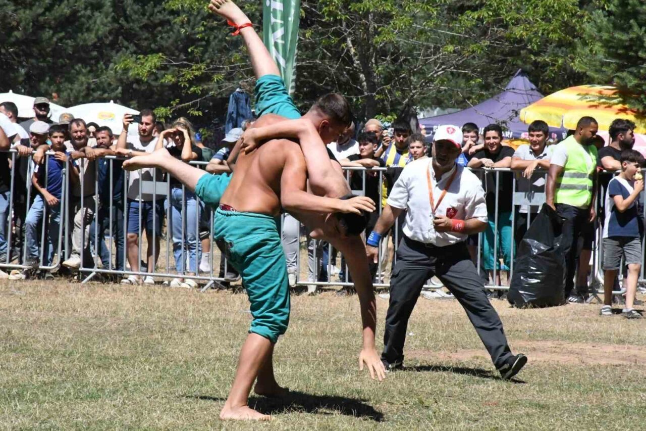 İznik, Elmalı Mahallesi Alıç Yaylası Karakucak Güreşleri muhteşem bir katılım