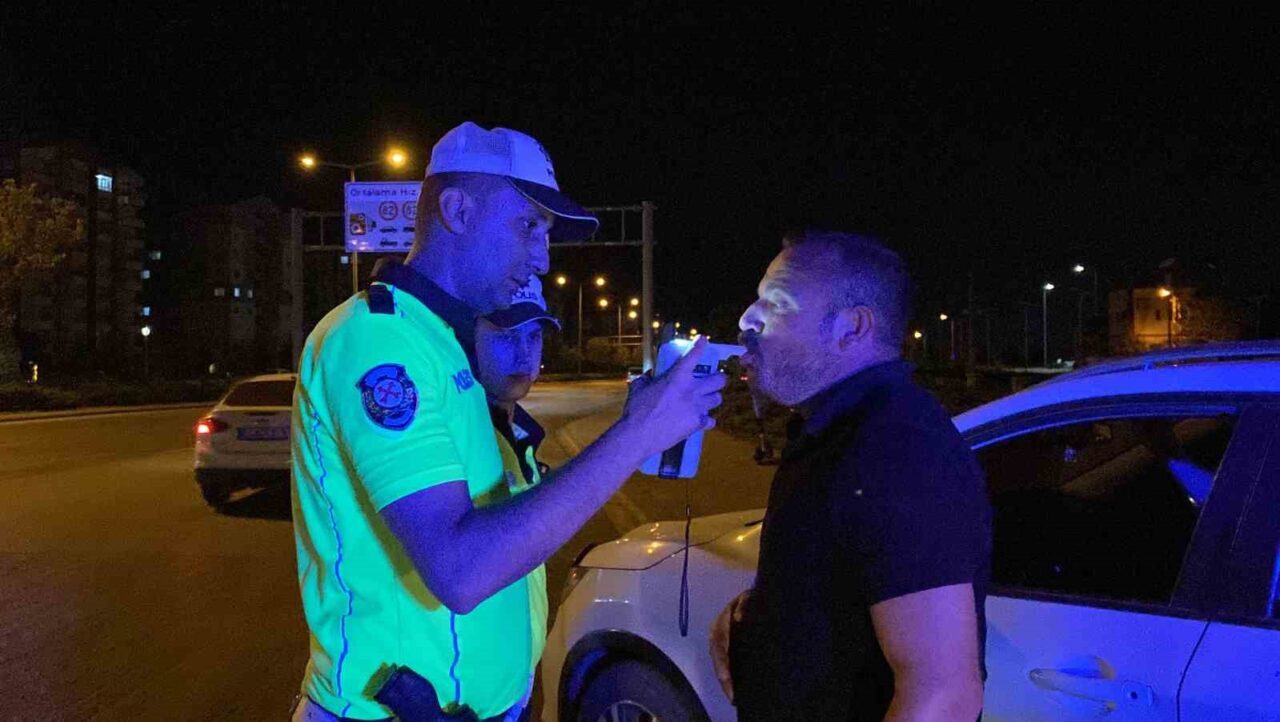 Konya’da trafik ekiplerine alkollü olmadığını söyleyen sürücü alkollü çıktı, ehliyetine