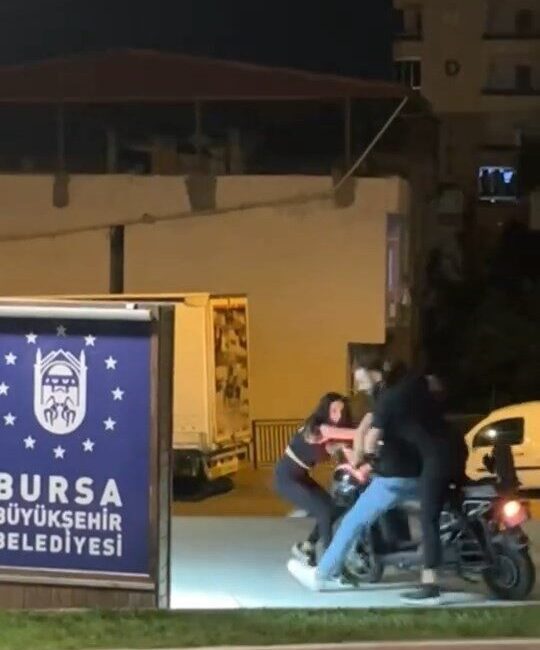 Bursa’nın Yıldırım ilçesinde alkollü olduğu iddia edilen kız, ortalığı bir