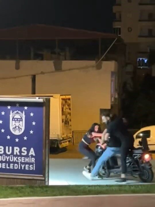 Bursa’nın Yıldırım ilçesinde alkollü olduğu iddia edilen kız, ortalığı bir