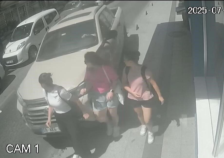 Tekirdağ’ın Çorlu ilçesinde alkollü sürücünün kullandığı otomobil, kaldırımda yürüyen yayalara