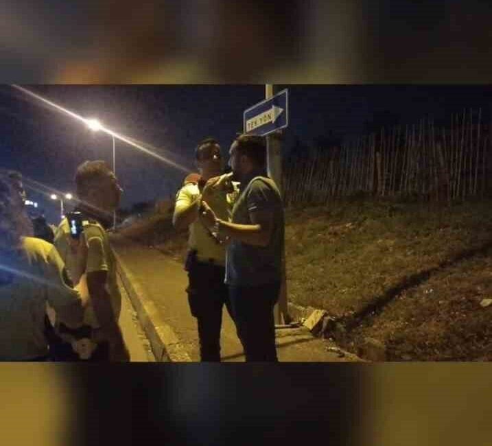 Sancaktepe’de trafik çevirmesinde alkolmetreye üflemekte direnen sürücü polis ekiplerine zor