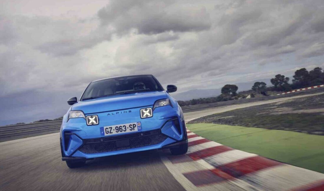 Avrupa’da Yılın Otomobili seçilen Alpine A290, Türkiye’de satışa sunuldu. Alpine’in