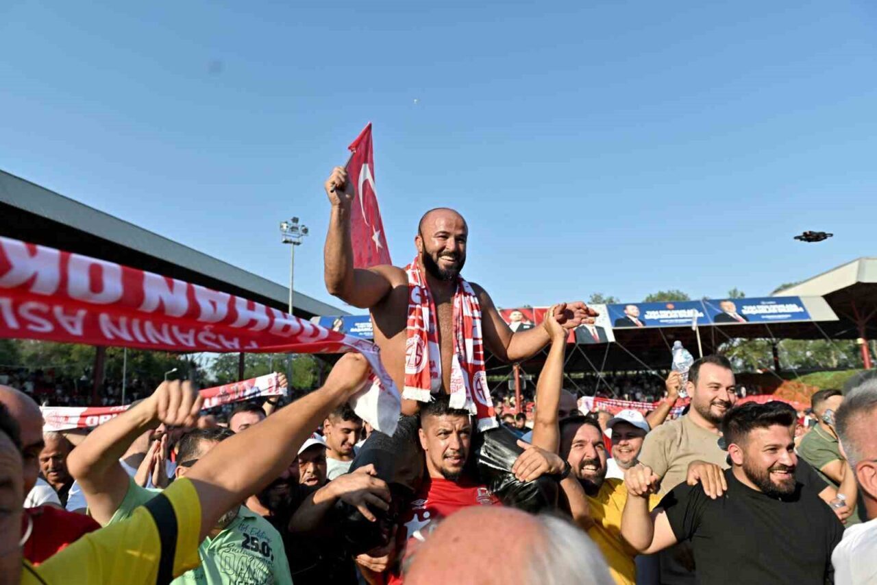 Tarihi Kırkpınar Yağlı Güreşleri’nin 664’üncü yılında başpehlivan unvanını kazanan “Paşanın
