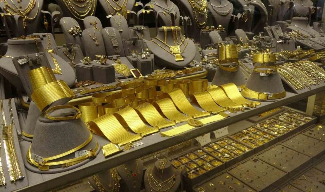 Kuyumcular, altını alandan daha çok satanın olduğunu, vatandaşların elindeki altını