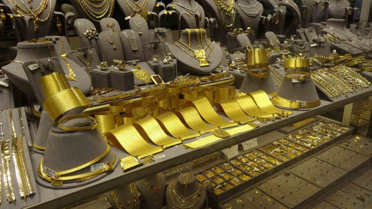 Kuyumcular, altını alandan daha çok satanın olduğunu, vatandaşların elindeki altını