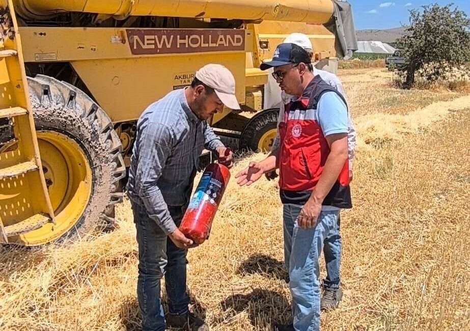 Altıntaş İlçe Tarım ve Orman Müdürlüğü ekipleri biçerdöver hasat kontrolleri