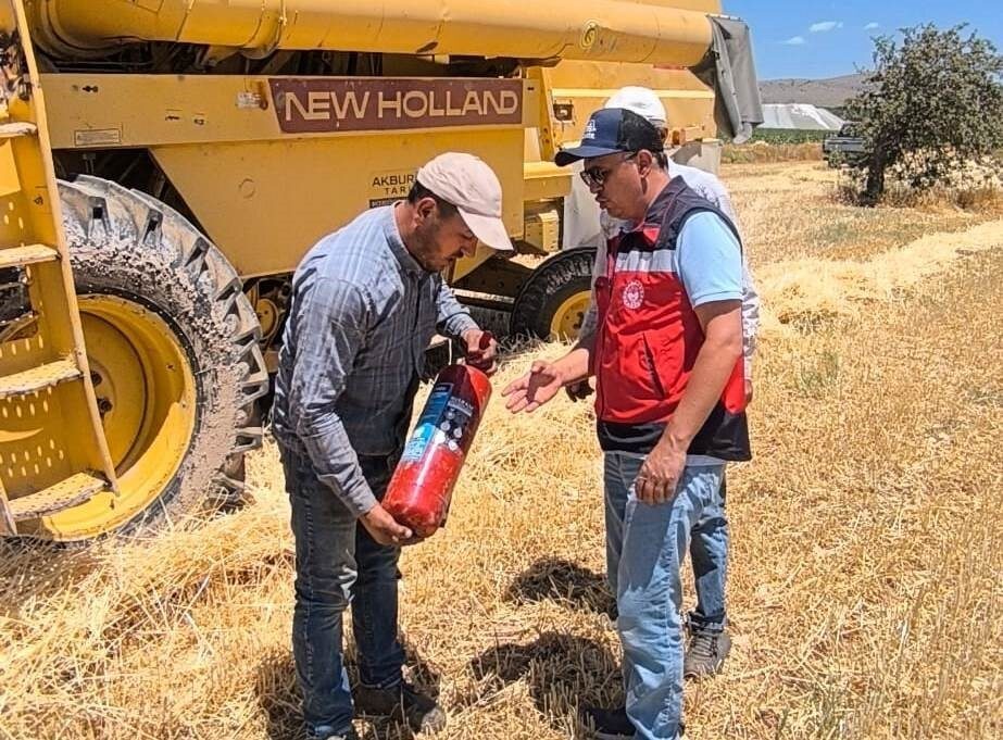 Altıntaş İlçe Tarım ve Orman Müdürlüğü ekipleri biçerdöver hasat kontrolleri