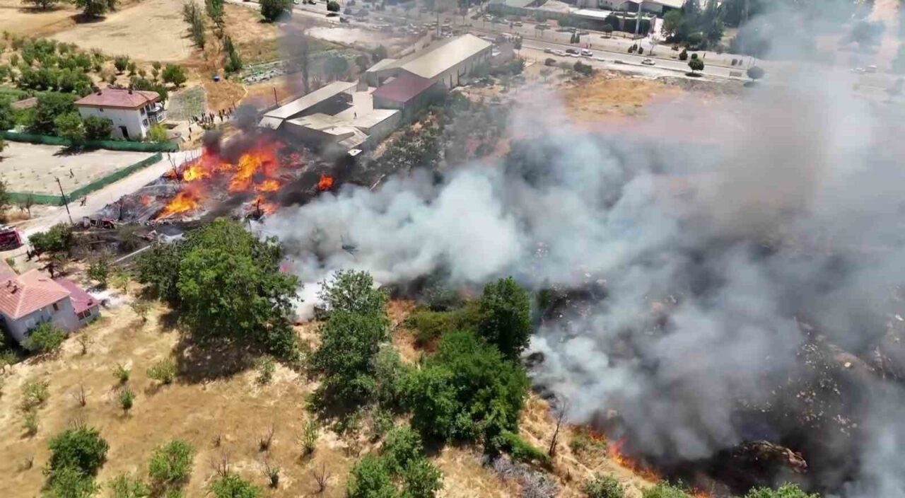 Amasya’nın Merzifon ilçesinde kereste deposunda yangın çıktı. Deponun yanındaki eve