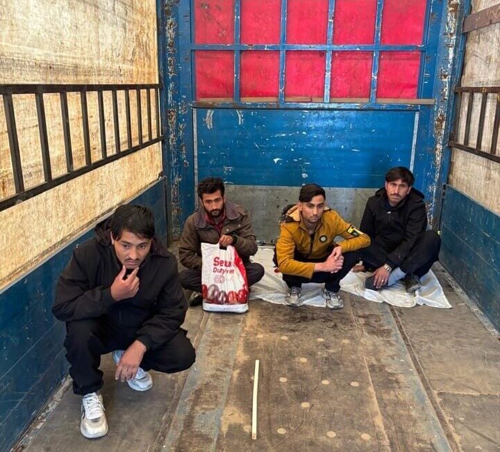 Amasya’da polis ekiplerince durdurularak arama yapılan tırda Afganistan uyruklu 4