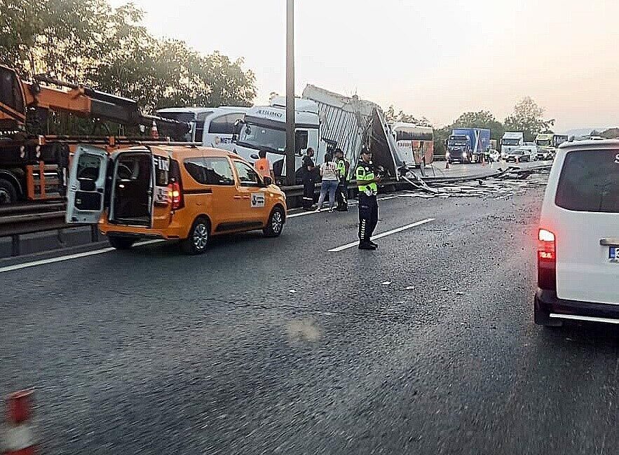 DÜZCE(İHA) – Anadolu Otoyolu Düzce kesiminde tır aracı bariyerlere çarparak