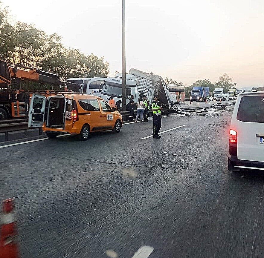 DÜZCE(İHA) – Anadolu Otoyolu Düzce kesiminde tır aracı bariyerlere çarparak