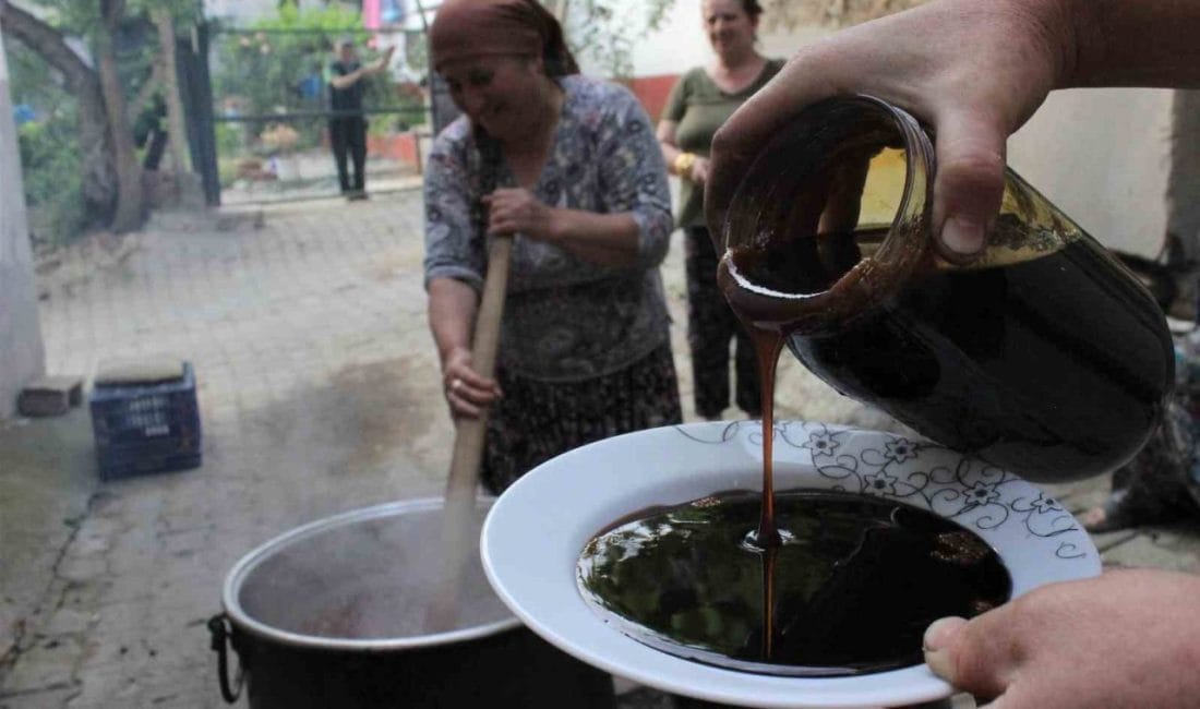 Kendine has kokusu ve özelliği ile dikkat çeken dut pekmezi,