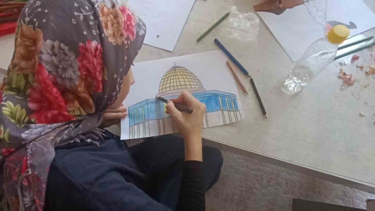 Mersin’in Anamur ilçesinde Hz. Ebubekir Camii Yaz Kur’an Kursu öğrencileri,