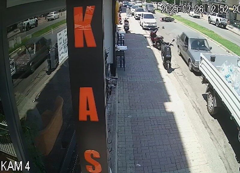 Antalya’nın Manavgat ilçesinde bir motosiklet sürücüsü, yola aniden çıkan otomobile