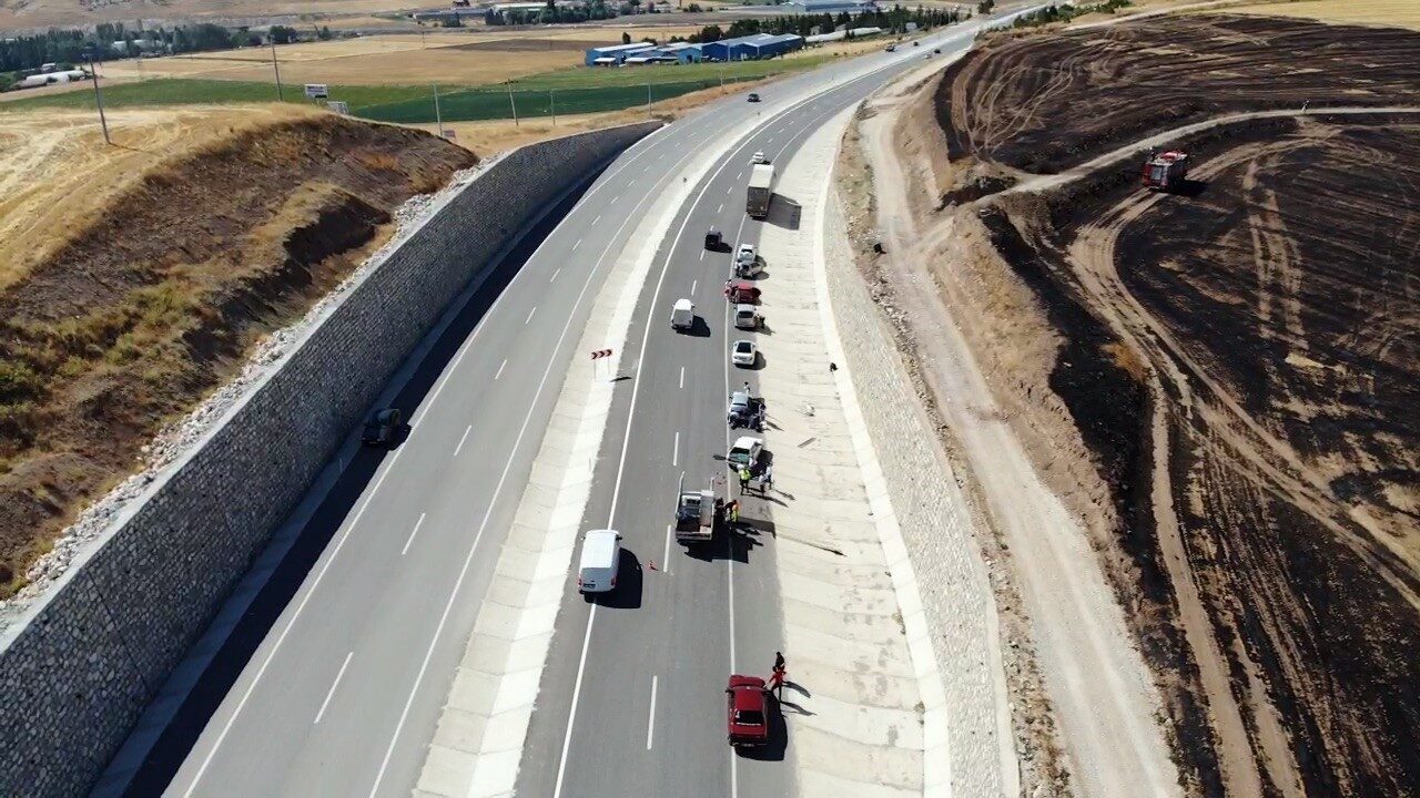 Çorum’da anız yangınından çıkan yoğun dumanın görüş mesafesini düşürmesi sonucu