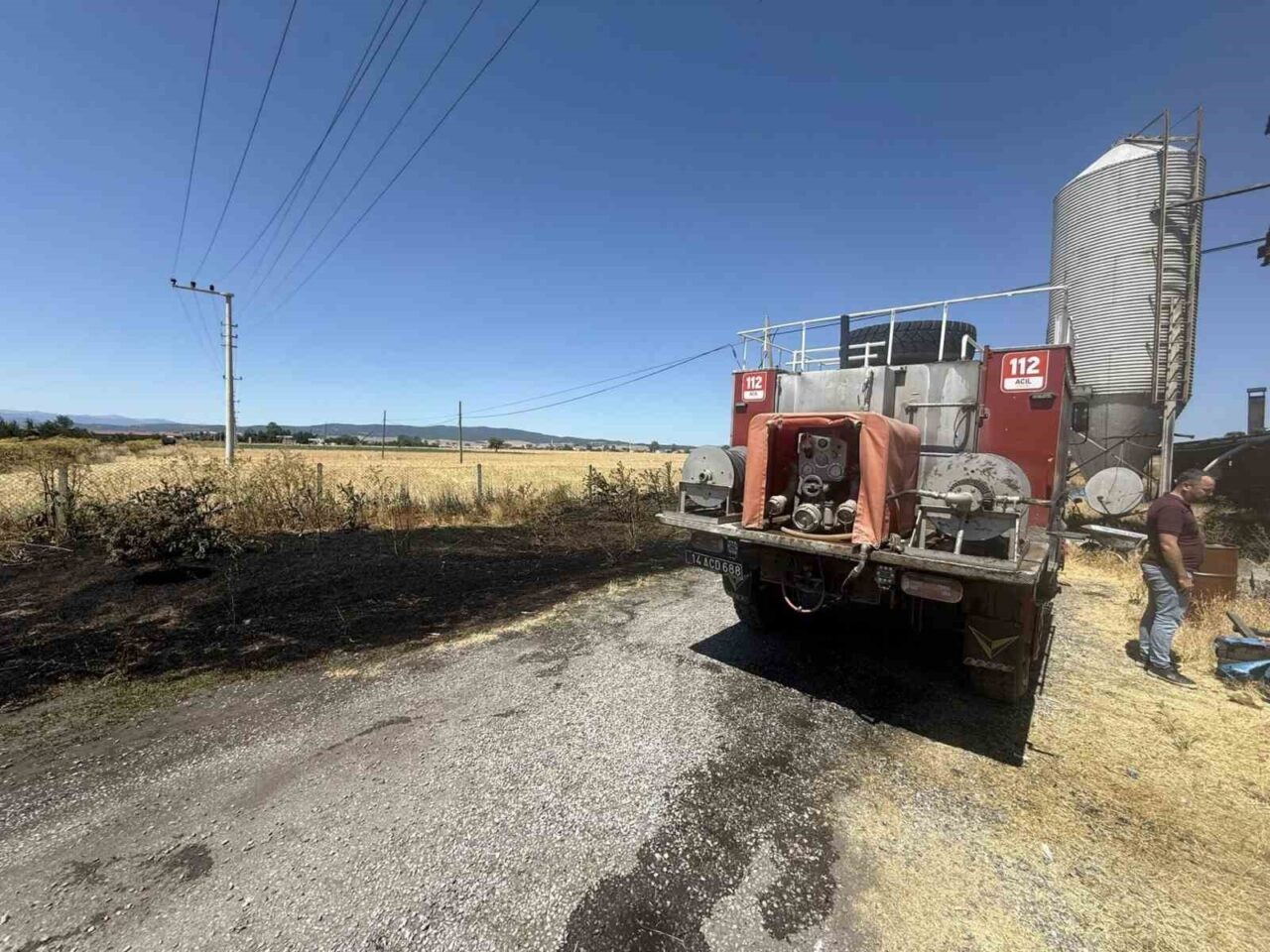 Bolu’da Dörtdivan-Gerede kara yolu kıyısında çıkan anız yangını tavuk çiftliğine