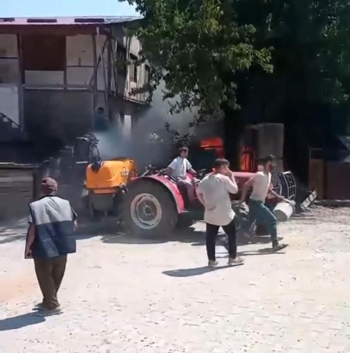 Düzce’de bahçede yakılan anızda alevler, rüzgarın etkisi ile ev ve