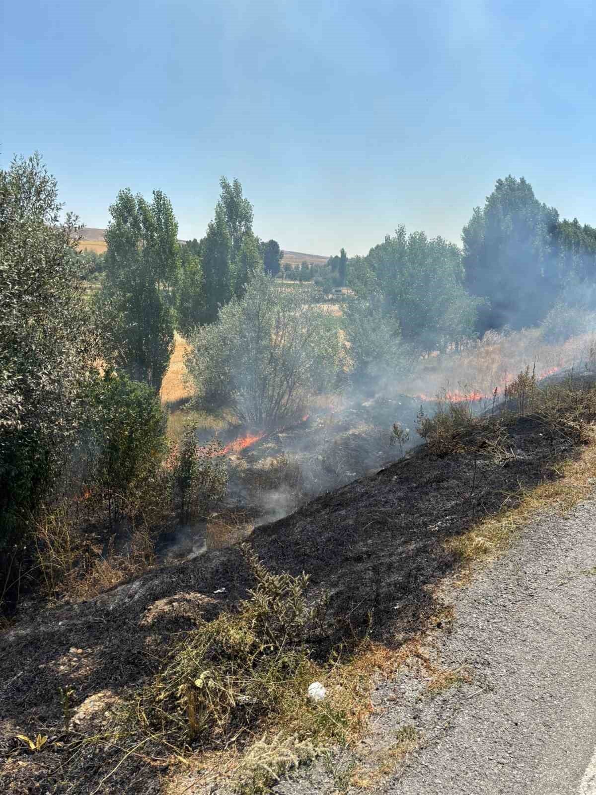 Yozgat merkeze bağlı Topçu köyünde anız yangınında 10 dönüm arazi