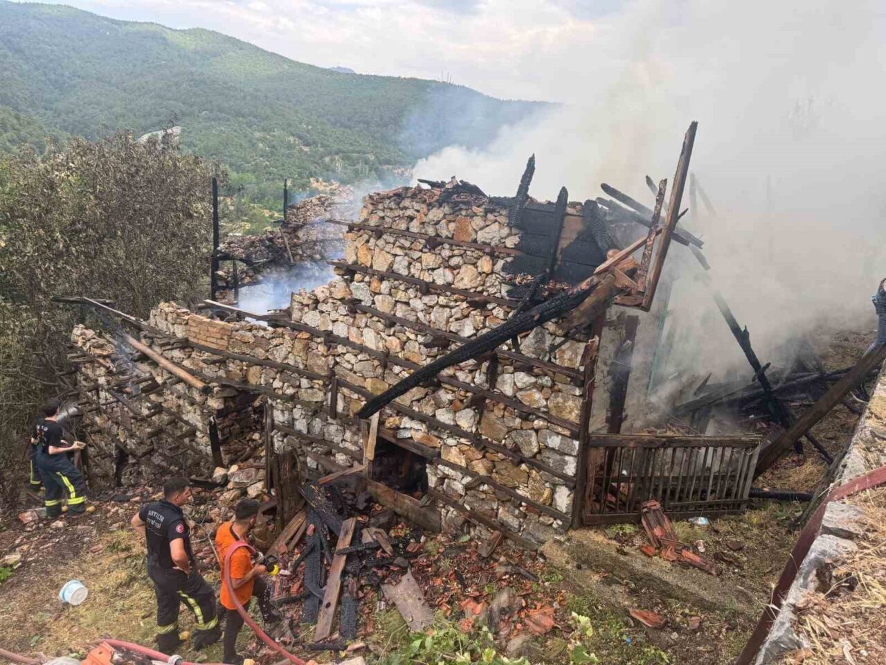 Antalya’nın Akseki ilçesinde çıkan anız yangını düğmeli evlere sıçradı. Yangında