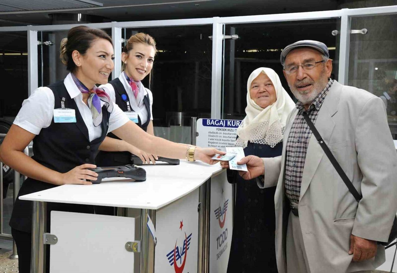 Ulaştırma ve Altyapı Bakanı Abdulkadir Uraloğlu yaz tatilinde YHT seferlerini