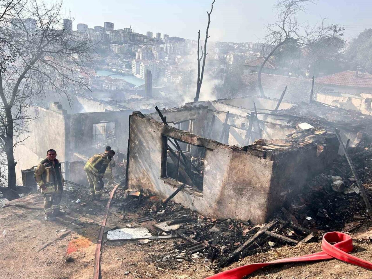 Ankara’nın Mamak ilçesinde ağaçlık alanda çıkıp gecekondulara sıçrayan yangın, itfaiye