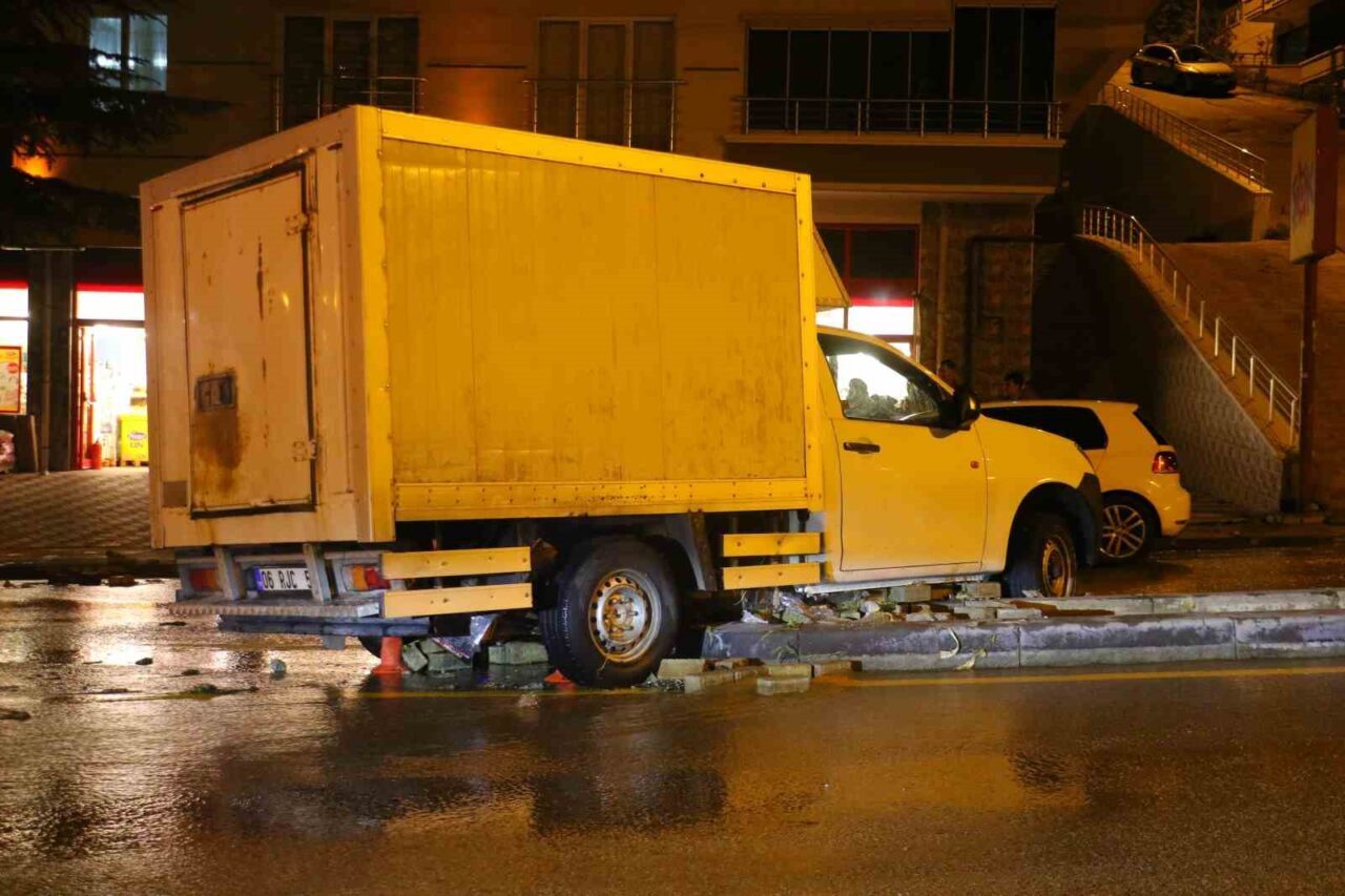 Ankara’nın Keçiören ilçesinde sağanak yağış sele neden oldu. Sel sularına