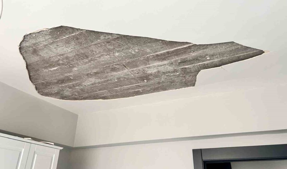 Ankara’da bir apartman dairesinde bebek odasının tavan sıvası düştü. Bebek,