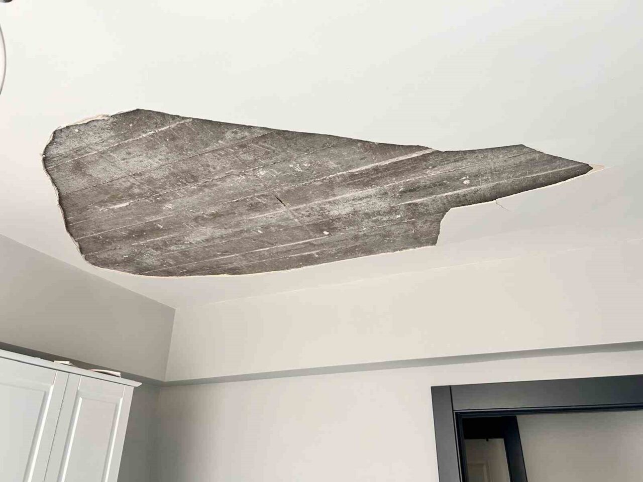 Ankara’da bir apartman dairesinde bebek odasının tavan sıvası düştü. Bebek,