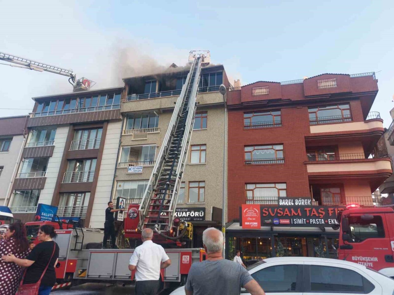 Ankara’da 4 katlı bir binanın en üst katında çıkan yangın