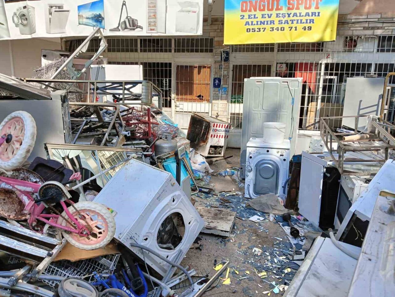 Ankara’da ikinci el ev eşyası satılan bir dükkandan alışveriş yapan