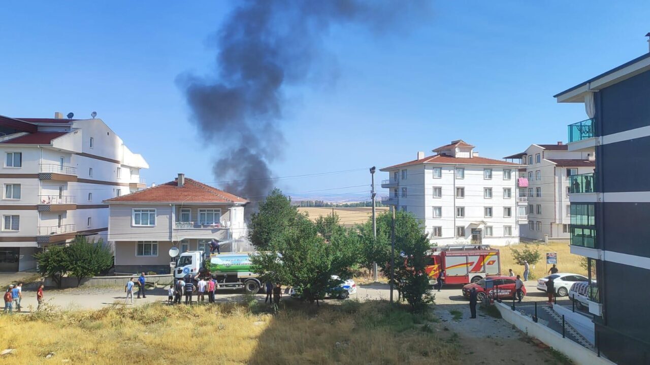 Ankara’nın Akyurt ilçesinde bir garajda park halinde bulunan araç yanarak