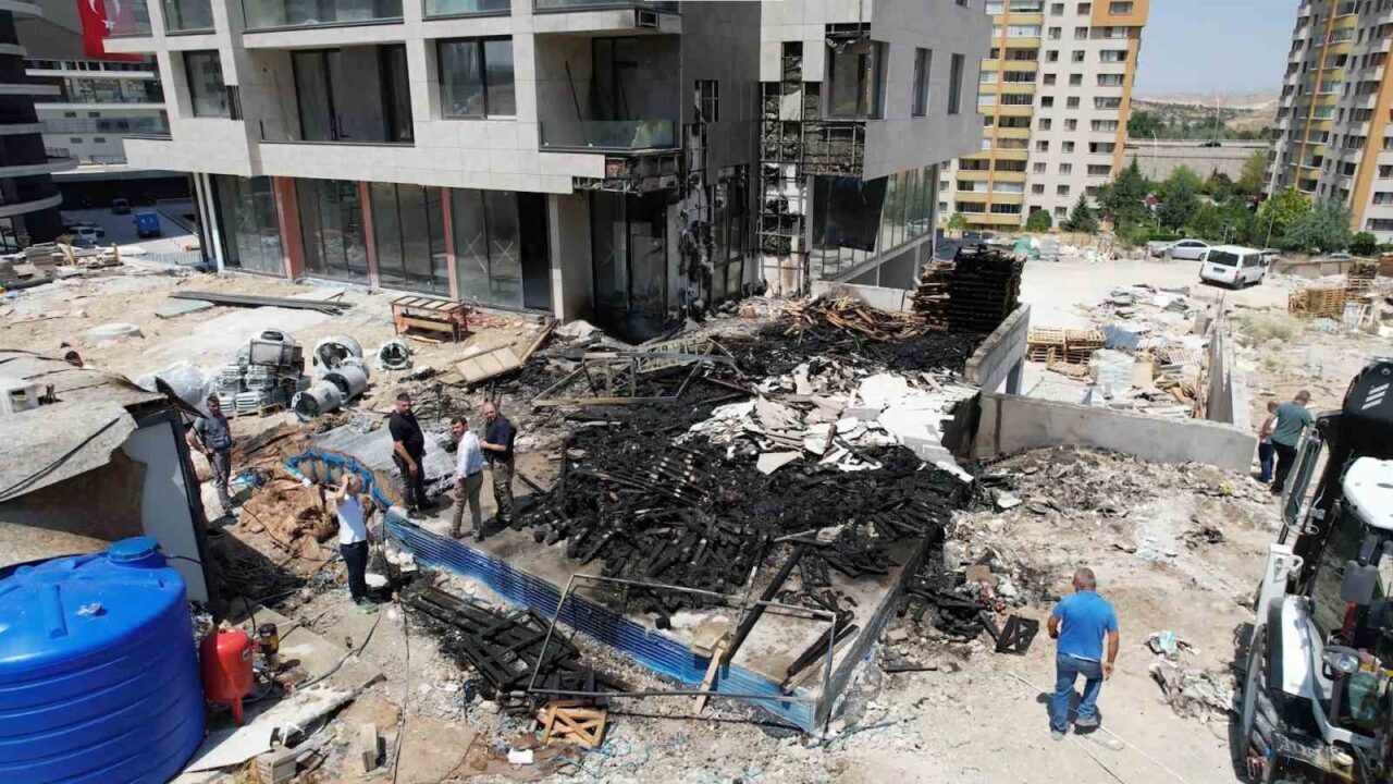 Ankara’nın Çankaya ilçesinde bir inşaat alanında çıkan yangın paniğe neden