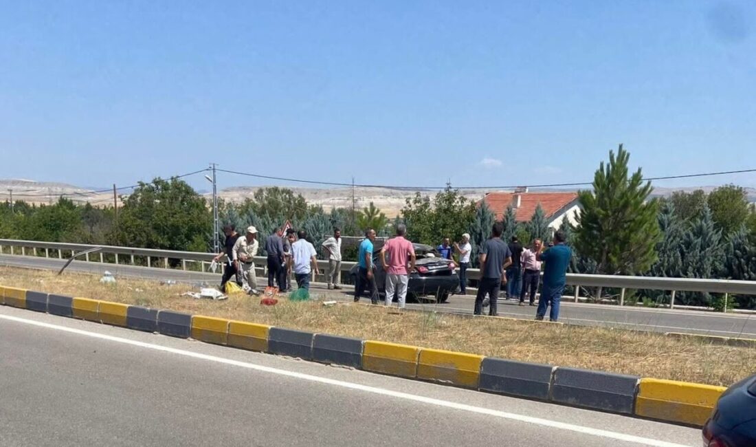 Ankara’nın Beypazarı ilçesinde, sürücü direksiyon hakimiyetini kaybederek refüje çarptı. Olay,