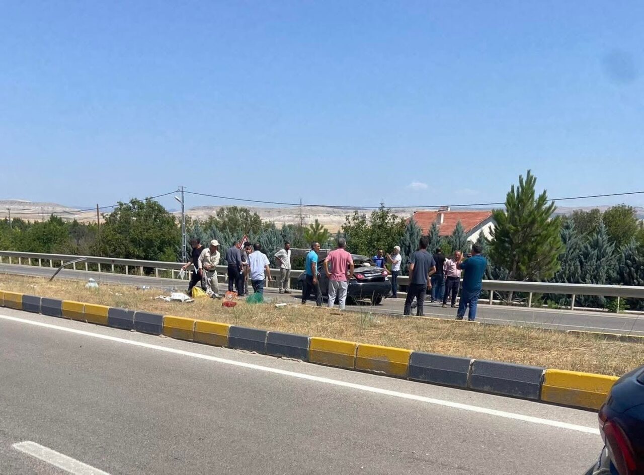 Ankara’nın Beypazarı ilçesinde, sürücü direksiyon hakimiyetini kaybederek refüje çarptı. Olay,