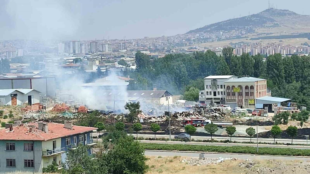 Ankara’da otluk alanda çıkan yangın hızla büyüdü. Yangın, fayans deposuna