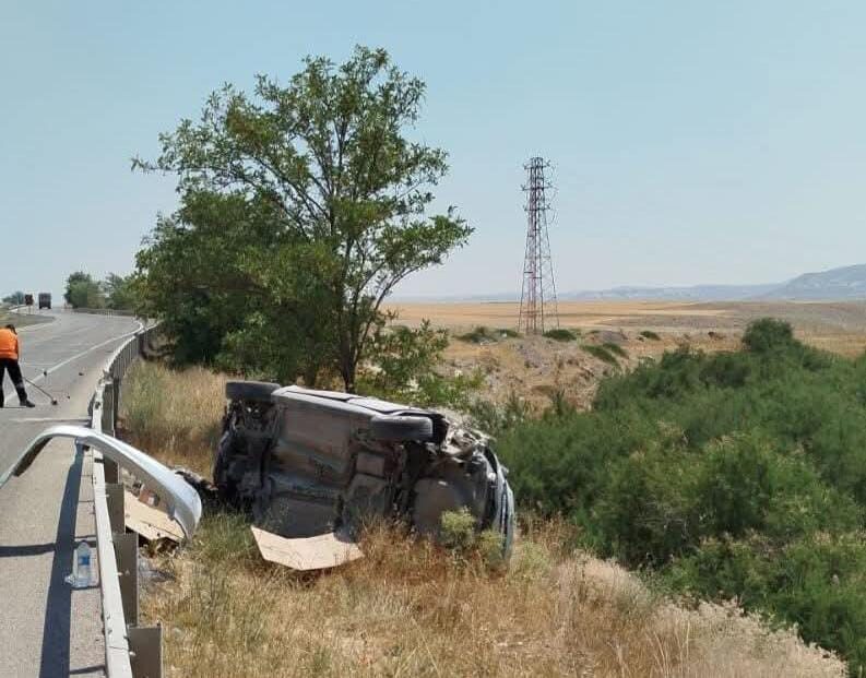 Ankara’da kontrolden çıkan otomobilin bariyere çarparak takla attığı kazada 5