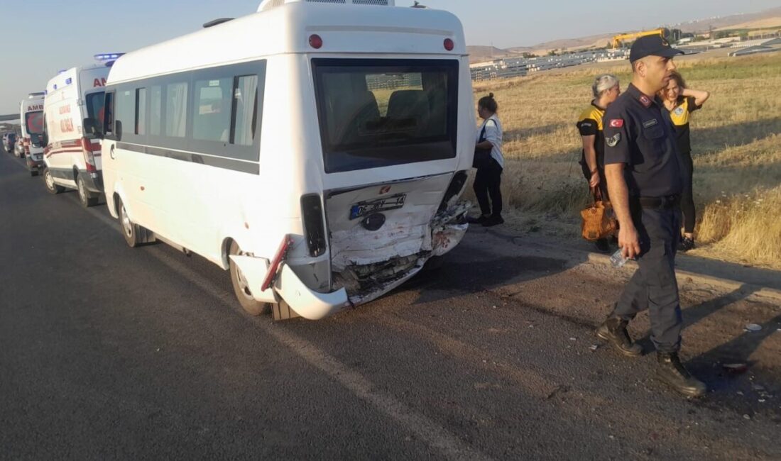 Ankara’nın Sincan ilçesinde bir otomobil, işçi servisine arkadan çarptı. Kazada