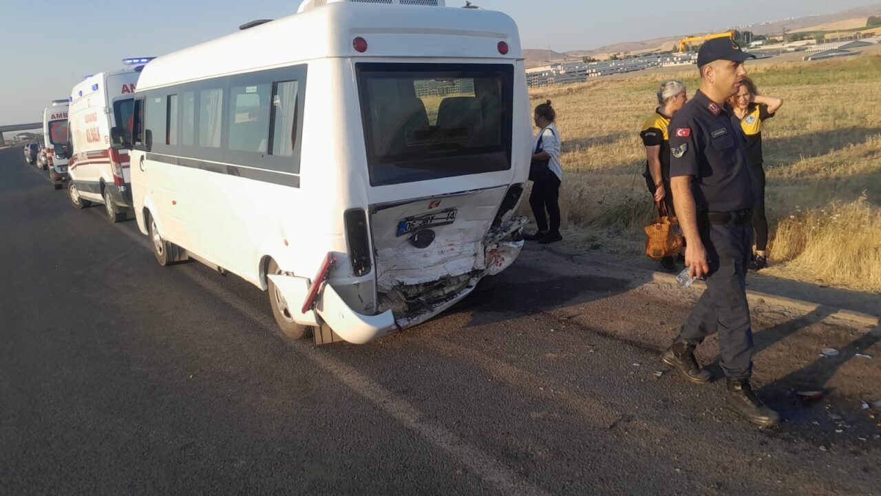 Ankara’nın Sincan ilçesinde bir otomobil, işçi servisine arkadan çarptı. Kazada