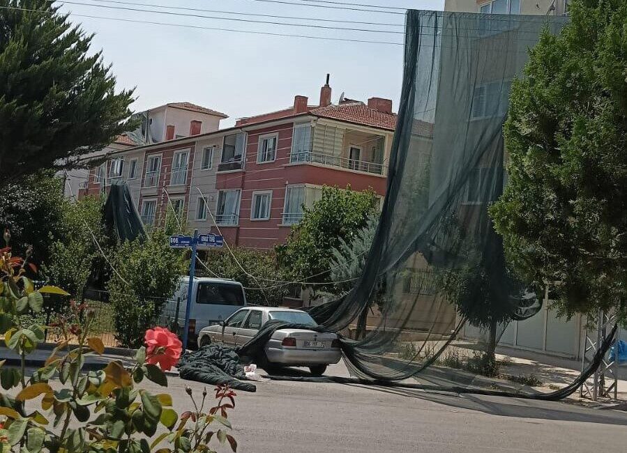 Ankara’da şiddetli rüzgar sera örtülerini uçurdu. Sincan ilçesi Yenikent semtinde