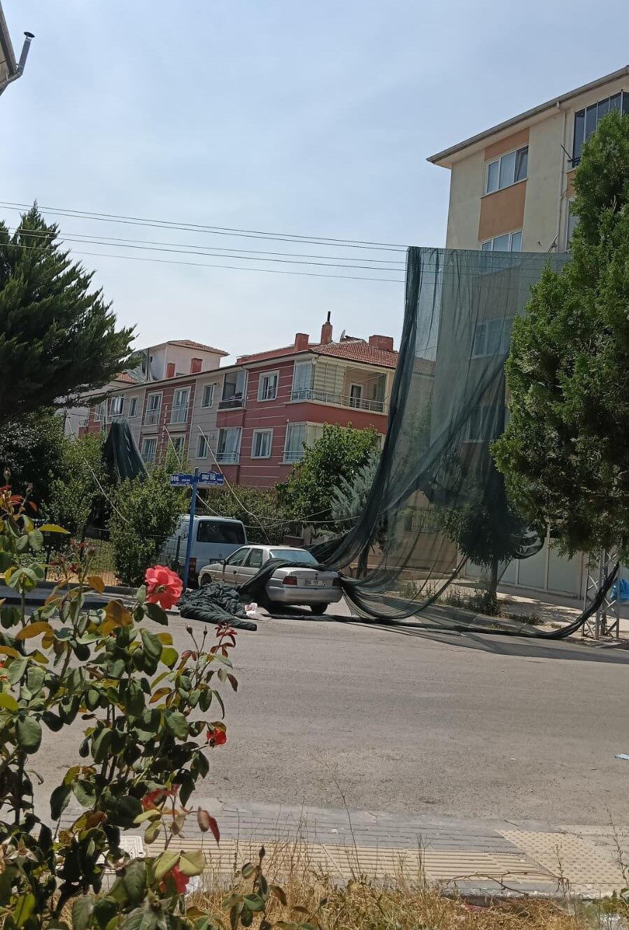 Ankara’da şiddetli rüzgar sera örtülerini uçurdu. Sincan ilçesi Yenikent semtinde