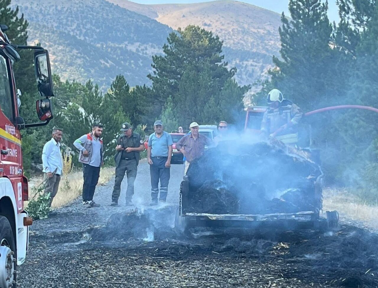 Ankara’nın Beypazarı ilçesinde saman yüklü römorkta çıkan yangın, itfaiye ekipleri